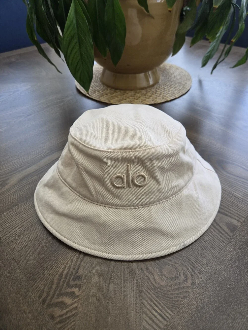 Alo Yoga Weekender Bucket Hat in Ivory cream